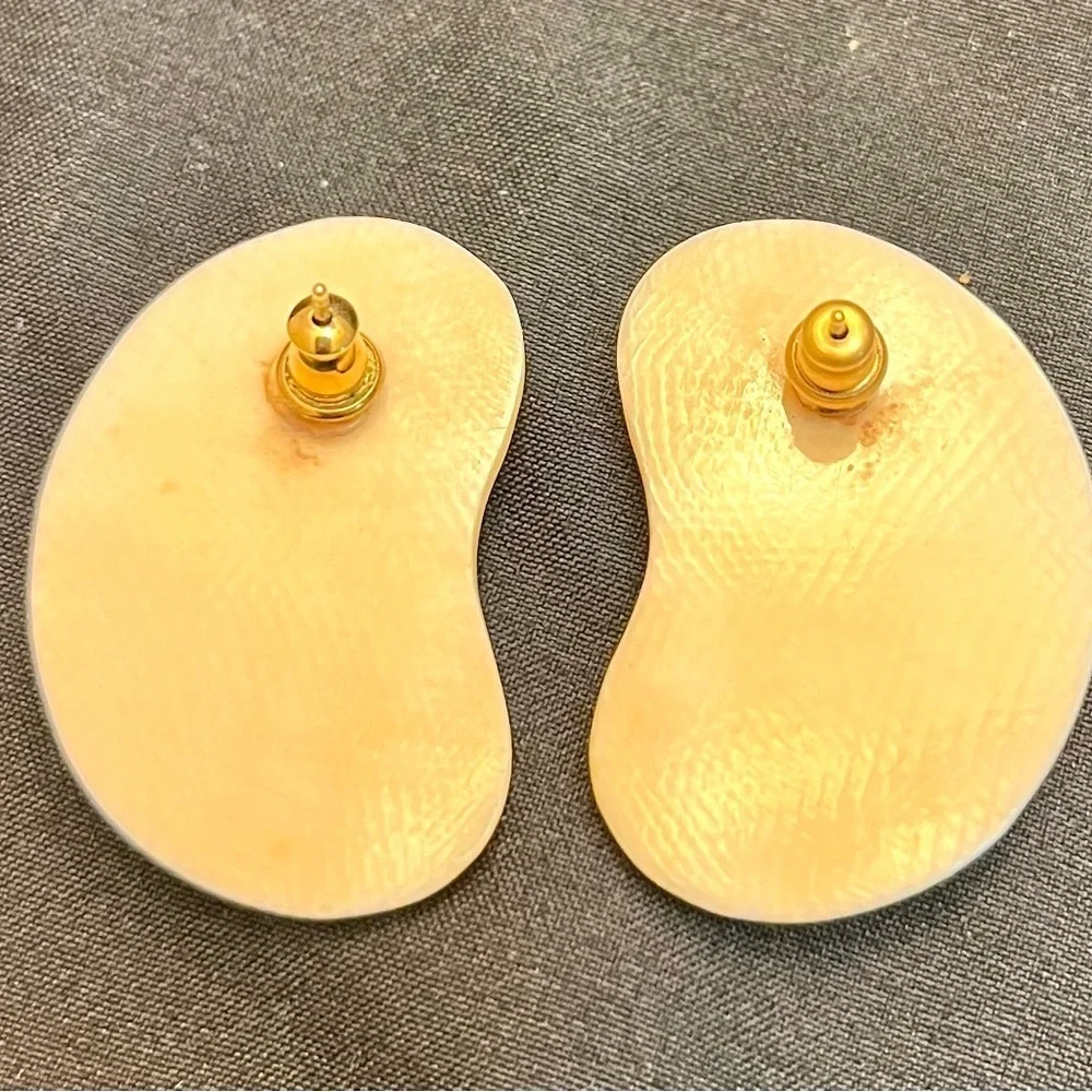 Vintage 70s Cream Kidney Bean Statement Stud Earrings Abstract Retro Costume
